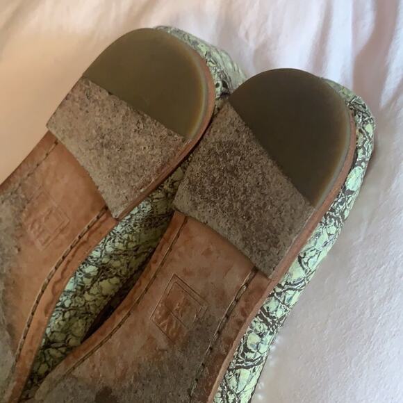 FRYE cream and silver crinkle CARSON BALLET flats - Picture 6 of 10